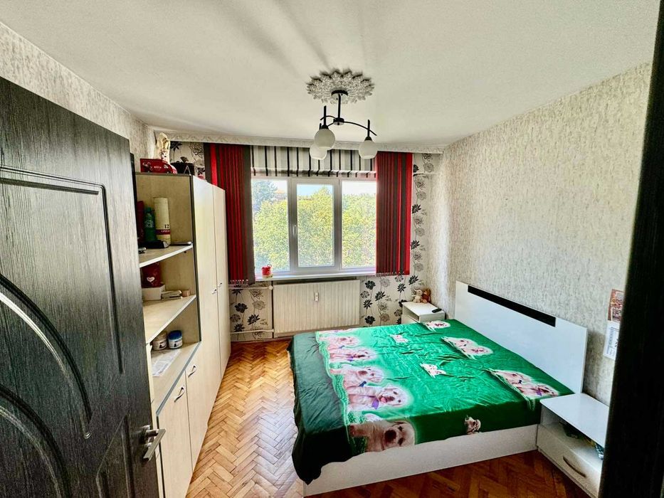 Продава се Тристаен апартамент в Плевен, Сторгозия - 75 кв.м за 1320 €/кв.м - Снимка #2