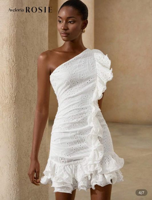 Стилна бяла рокля