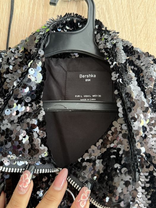 Тънко блестящо яке Bershka тип суитчер с пайети