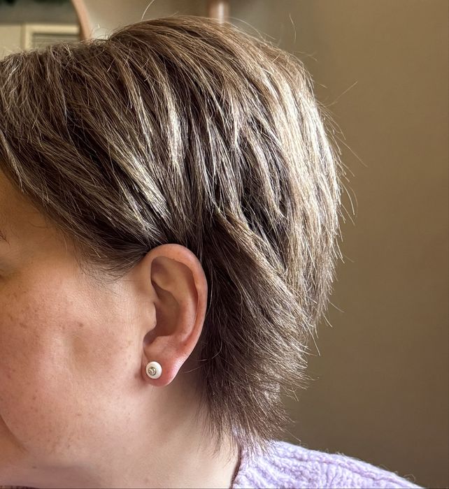 Современные гвоздики-пусеты с искусственным бриллиантом