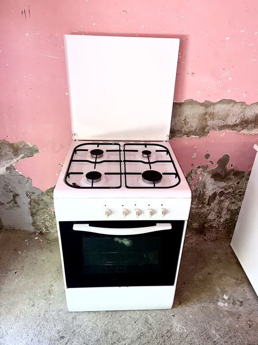 Продам газ плиту Беко рабочая