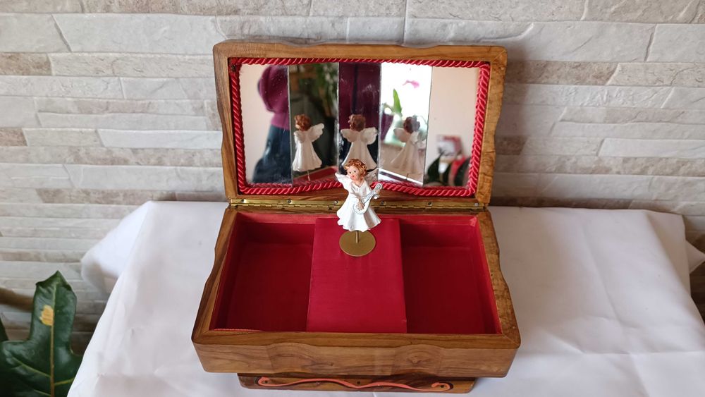 Стара дървена музикална кутия за бижута