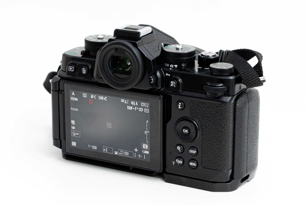 Nikon ZF cu Nikkor 40mm f/2 SE. Ofer factura, garantie decembrie 2027