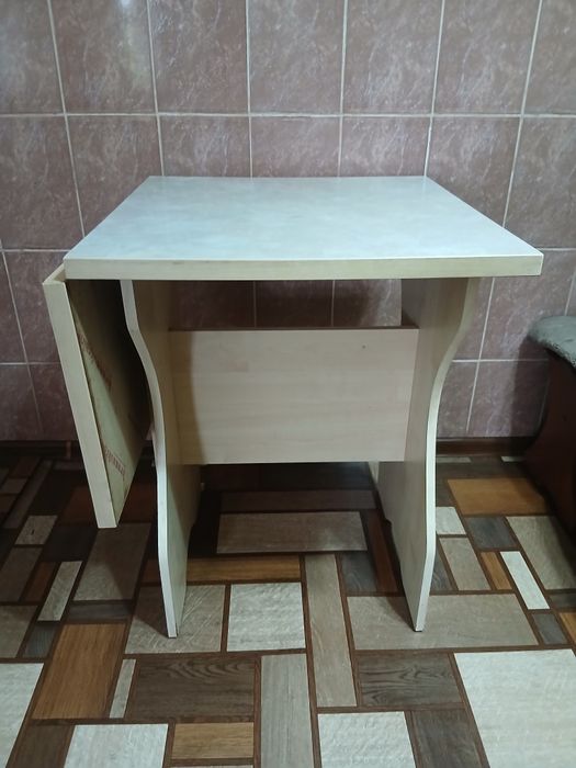 Продам кухонный стол.