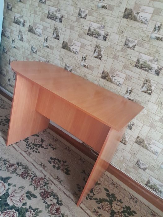 Продам стол и тумбу.