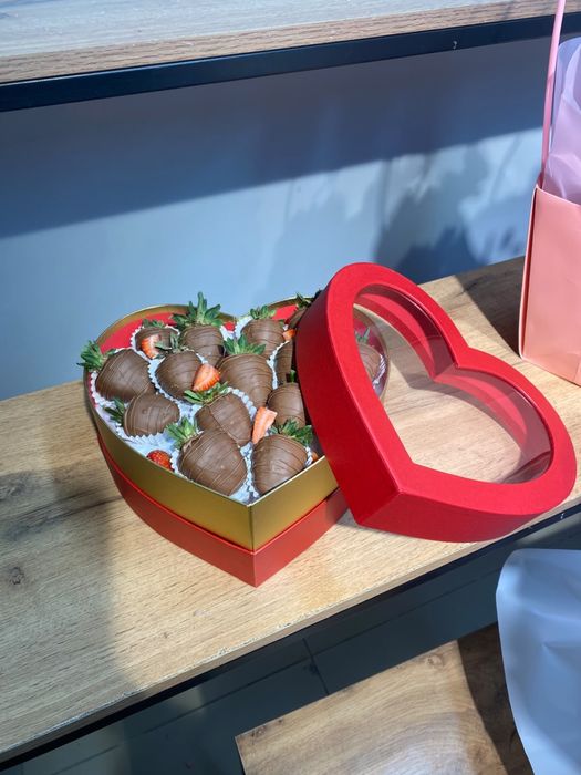 Букет из клубника в шоколаде с розами