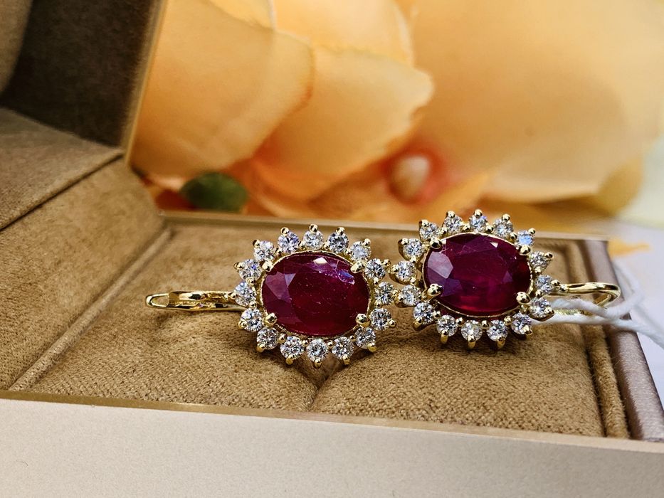 Статные золотые серьги с бриллиантами и Рубинами
