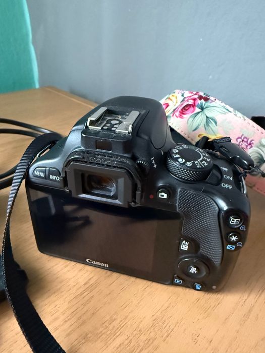 Фотоапарат Canon 100D