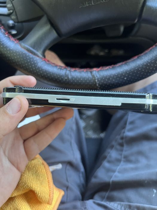 Vând consolă portabilă tip PSP cu ecran de 4 inch, memorie internă 8 GB și slot pentru card microSD.