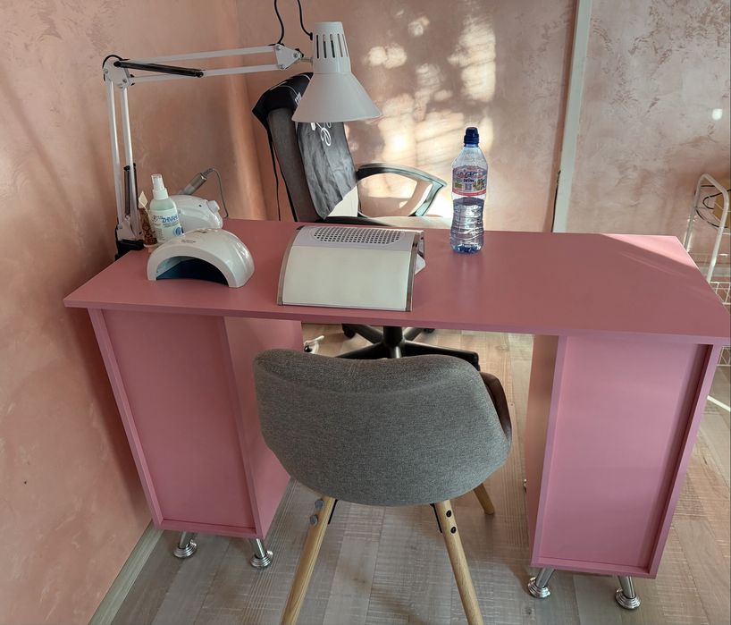 Бюро и стол  цена 120€ лично предаване