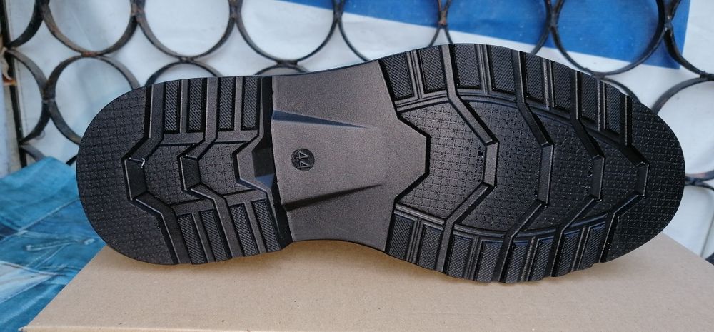 Продавам чисто нови обувки.