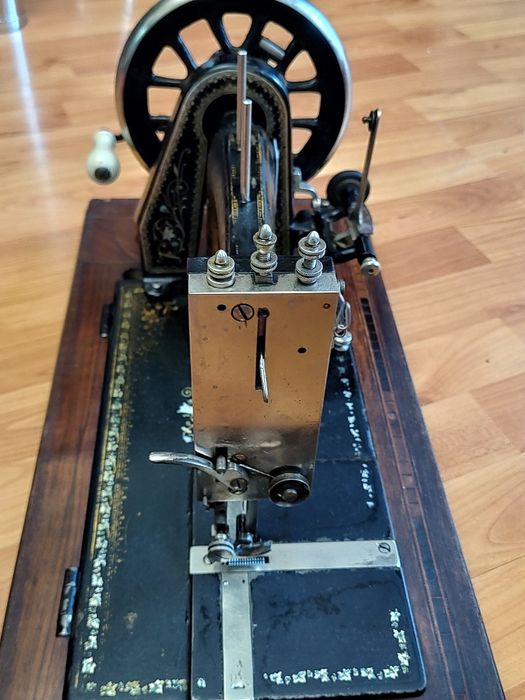 Vând mașina de cusut de colecție !!