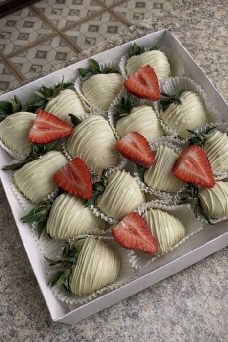 Клубника и финики в шоколаде