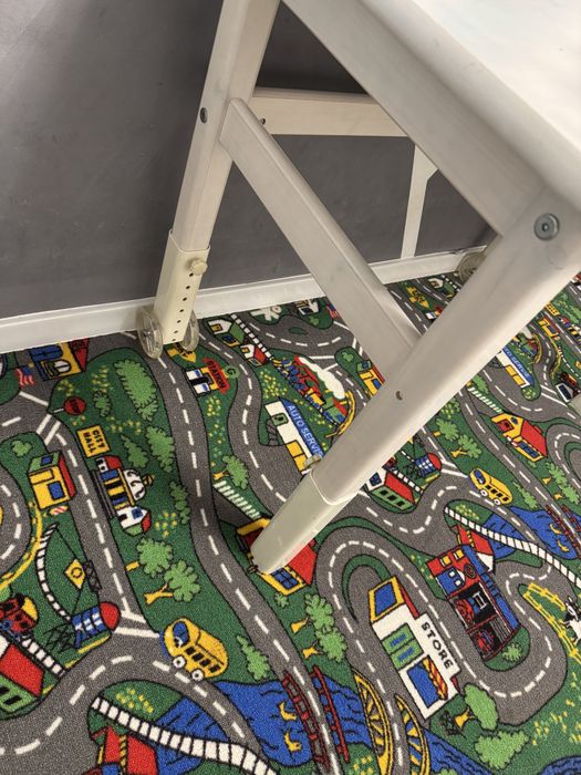 Birou reglabil alb cu roti