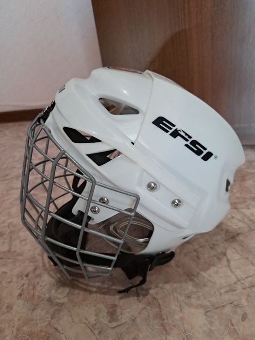 Продам шлем и коньки