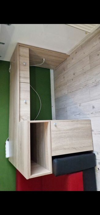 Vand birou  si ofer si cateva rafturi