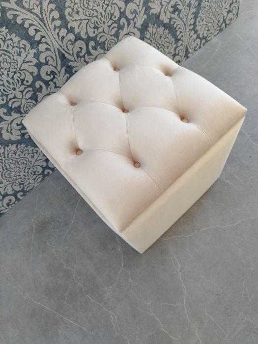 Vând taburet tapițat Chesterfield catifea crem (bej) cu spatiu pentru