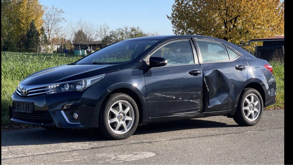 Продавам 2 броя Toyota Corolla на части 1.6 /1.8