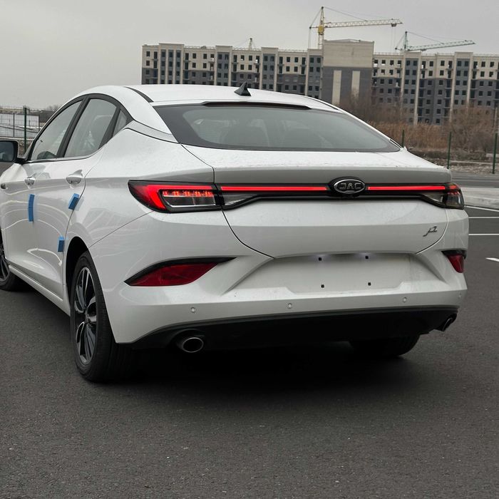 JAC J7 sedannIi udari