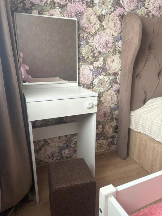 Дамский столик с пуфиком