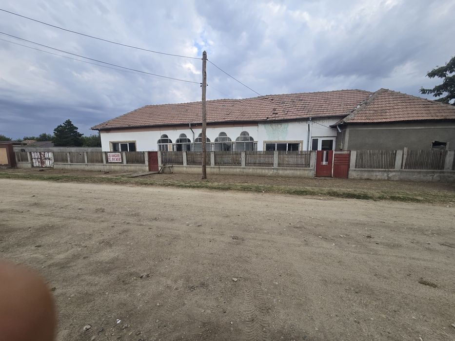 Casa de vanzare . tel 0741345097 .tern 1150 m2 din care  are 115 m2 utili