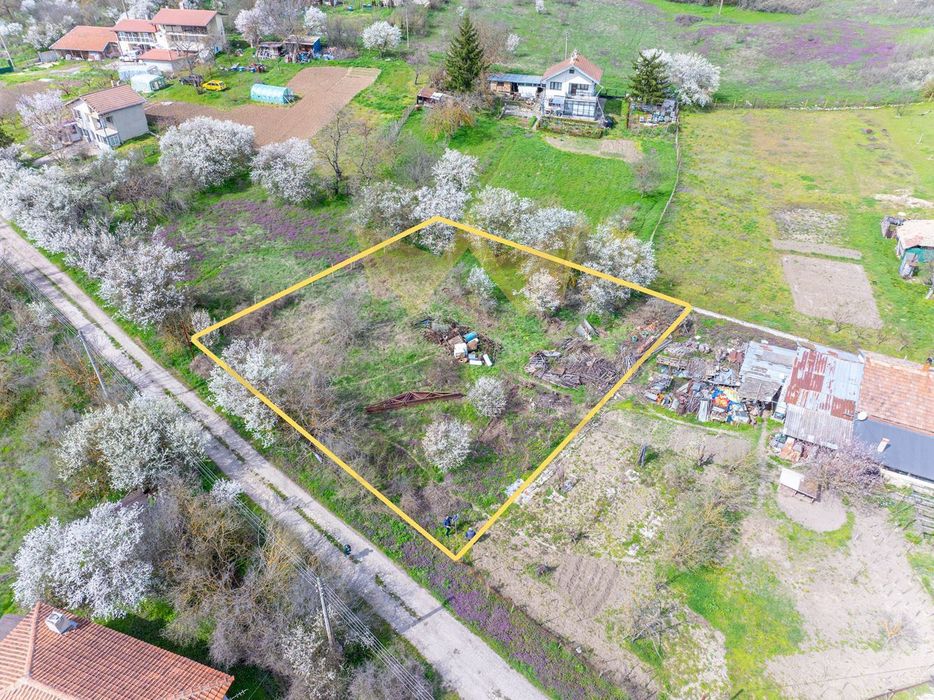 Парцел в Варна, област-с.Радево площ 880кв.м.