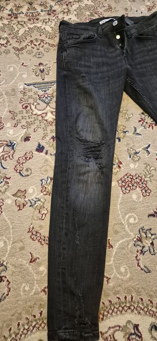 Blugi Zara ca și noi. Detalii in poze.