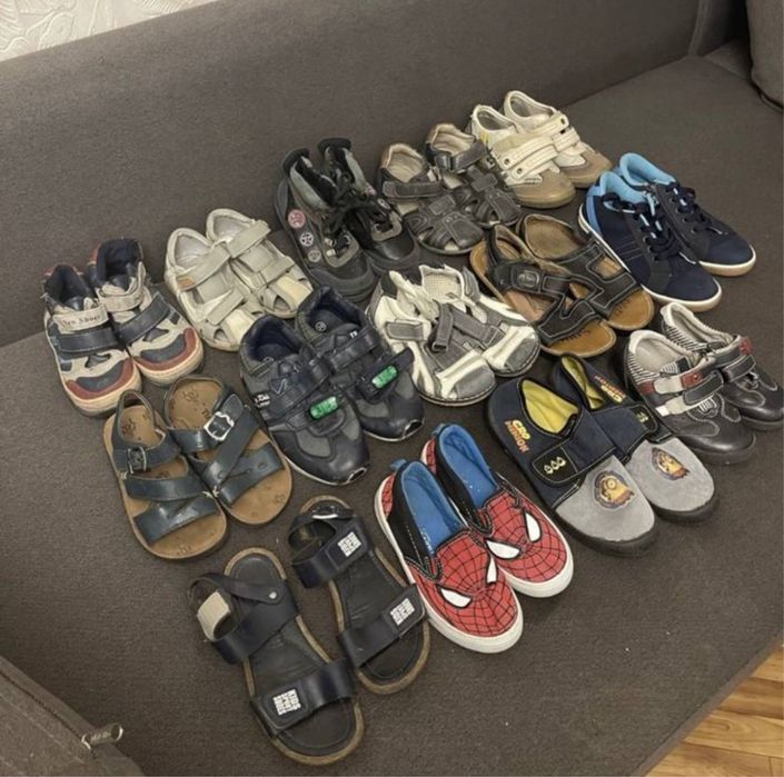 Продам оптом много обуви на мальчика , цена за все