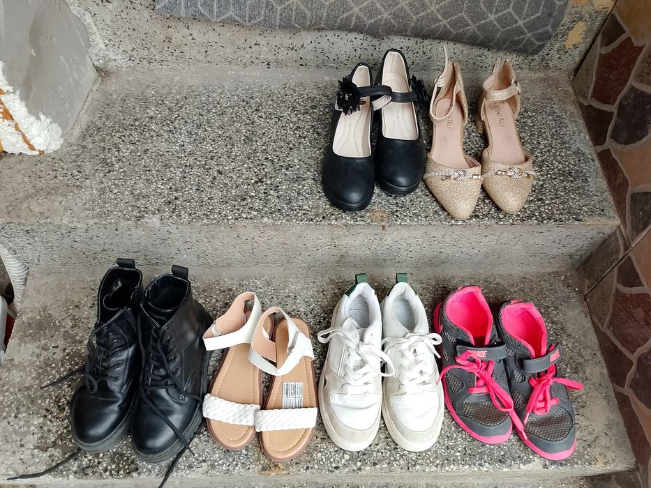 Продавам обувки за момиче различни размери