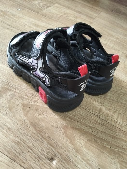 Продам сандали на мальчика