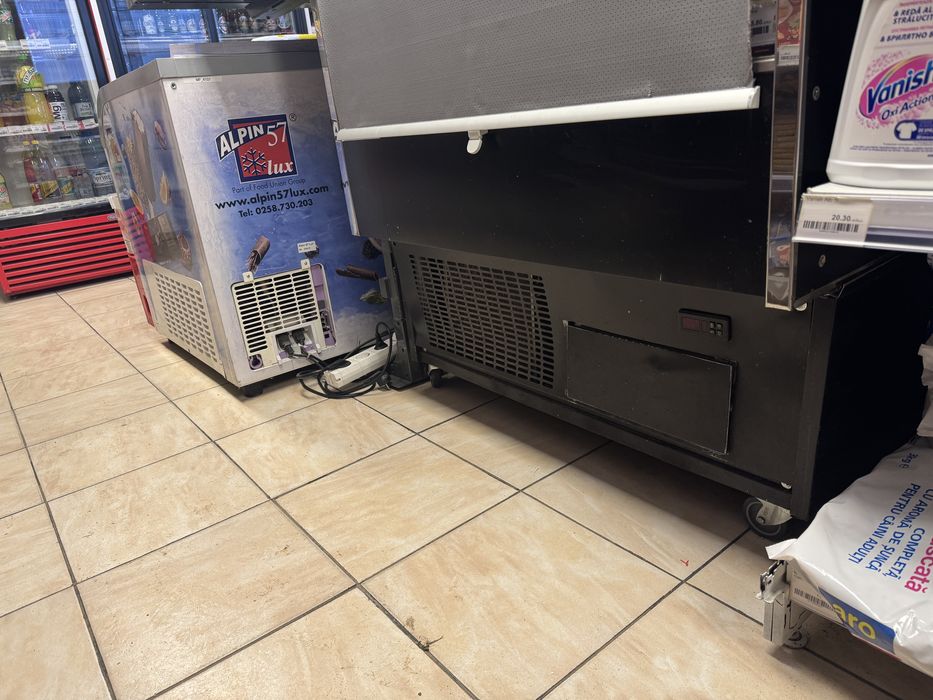 Vitrina verticala cu perdea