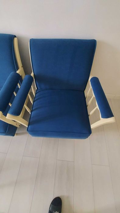 Диван и два кресла.