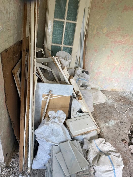 Ridic saci vu moloz și deșeuri din constructii