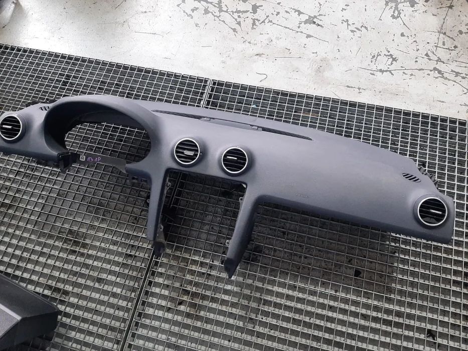 plansa bord albastra audi a3 8p