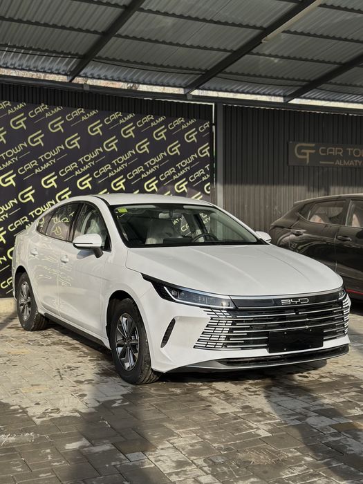 Новая машина в автосалоне