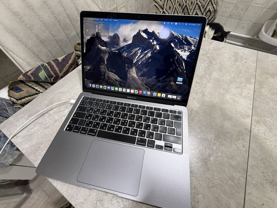 Apple Macbook Air m1 8/256 в отличном состоянии
