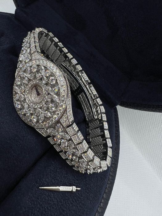 Graff butterfly. Gold/natural diamonds. Swiss made!