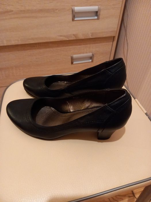 Продам женскую обувь.