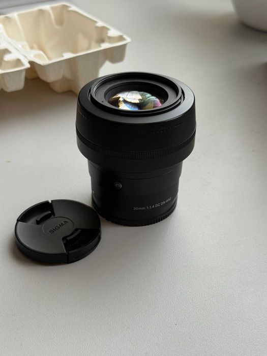 Напълно работещ SIGMA 30 mm f / 1.4 DC DN Sony E-mount + подарък