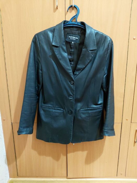 Женский пиджак из кожи.