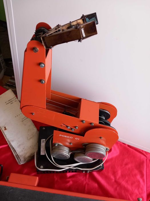 РОБКО 01 и Транспортьор ТР-1, за Компютър Правец 8