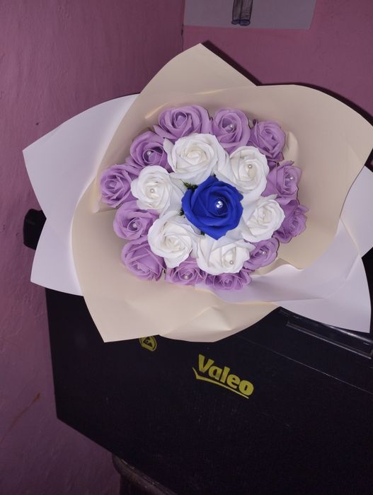 Vând buchete de trandafiri