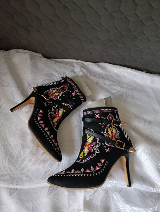 Cizme elegante cu broderie Tradițională