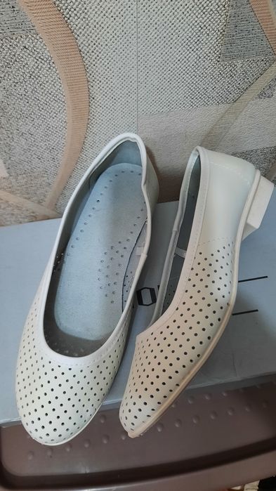 Новые чисто кожанные белые туфли