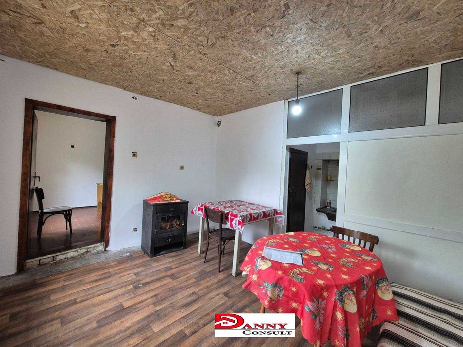 Къща с двор и кладенец в с. Бутово, общ. Павликени