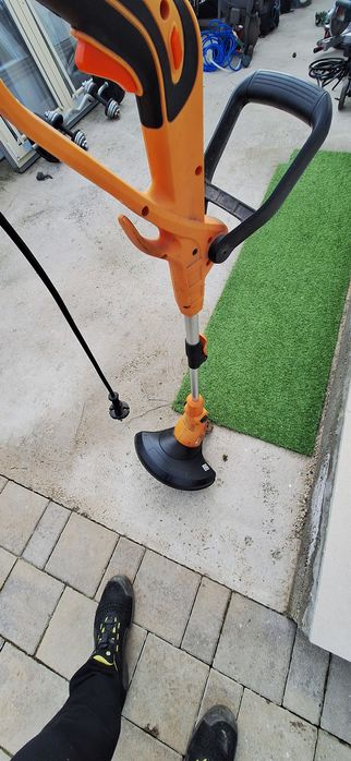 Masinabde tuns iarba pe benzina