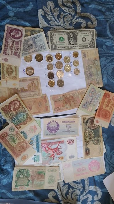 Продам не полную коллекцию монет значков и рублей разных видов и годов