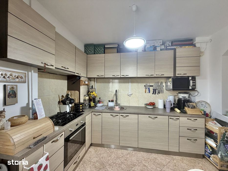 Apartament 2 camere, decomandat, etaj 3, zona Dambovita