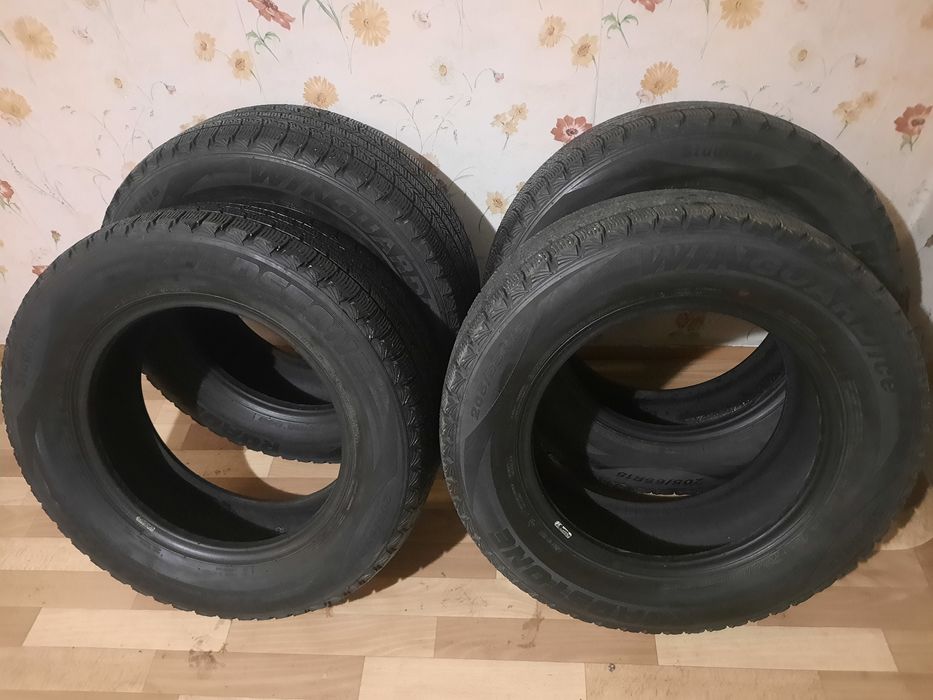 Продаю резину липучка Roadstone размер 205/65 R 15 в отличном состояни