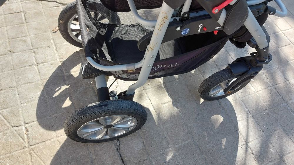 Лека и удобна бебешка количка – здрава, с кош за багаж